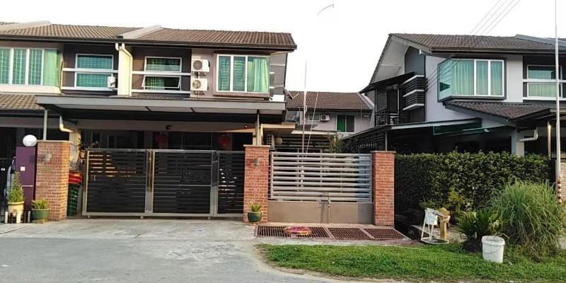 Kelly Homestay Sibu Buitenkant foto
